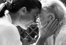 Photo of Una madre è l’unica persona al mondo che non ti abbandonerà mai. Il tuo rifugio, la tua certezza