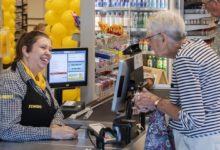 Photo of Un supermercato olandese attiva il “Chat Checkout”, un servizio che permette ai cassieri di chattare con le persone sole