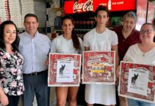 Photo of Una pizzeria stampa sui cartoni della pizza le foto dei cani che cercano famiglia