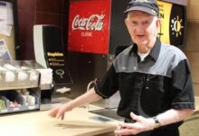 Photo of Compie 92 anni e rifiuta di lasciare il suo posto di lavoro come dipendente al McDonald’s