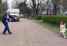 Photo of Un nonno e la sua nipotina ogni giorno si incontrano per strada e ballano rispettando le distanze di sicurezza