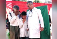 Photo of Nonno e nipote piangono di gioia alla consegna del diploma dopo aver camminato per 6 km fino a scuola ogni giorno