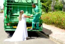 Photo of Una sposa si fa fotografare sul camion della spazzatura come segno di rispetto per il lavoro del marito: il servizio fotografico diventa virale e viene elogiato da tutti