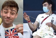 Photo of Tom Daley, medaglia d’oro a Tokyo 2020, realizza con le sue mani un maglione olimpico ed emoziona il web per il suo grande cuore