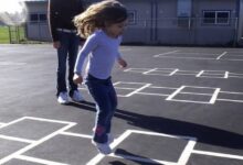 Photo of I bambini giocano a campana per strada, i vicini si lamentano e chiamano la polizia